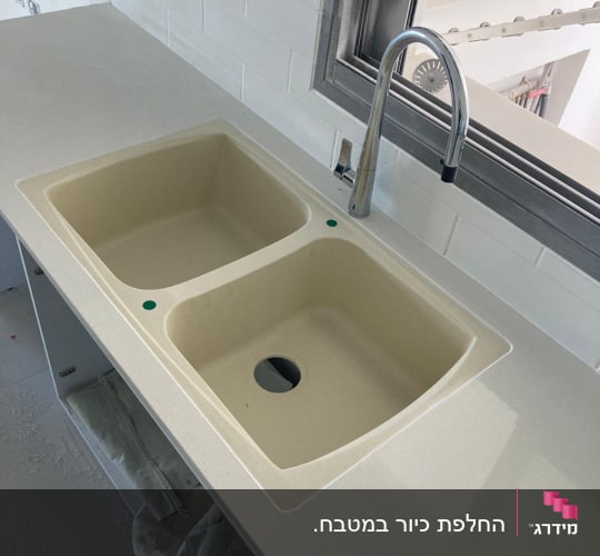 התקנת משטח שיש למטבח וכיור כפול בהתקנה שטוחה